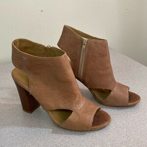 Le Chateau - peep toe heeled sandals. Size 9